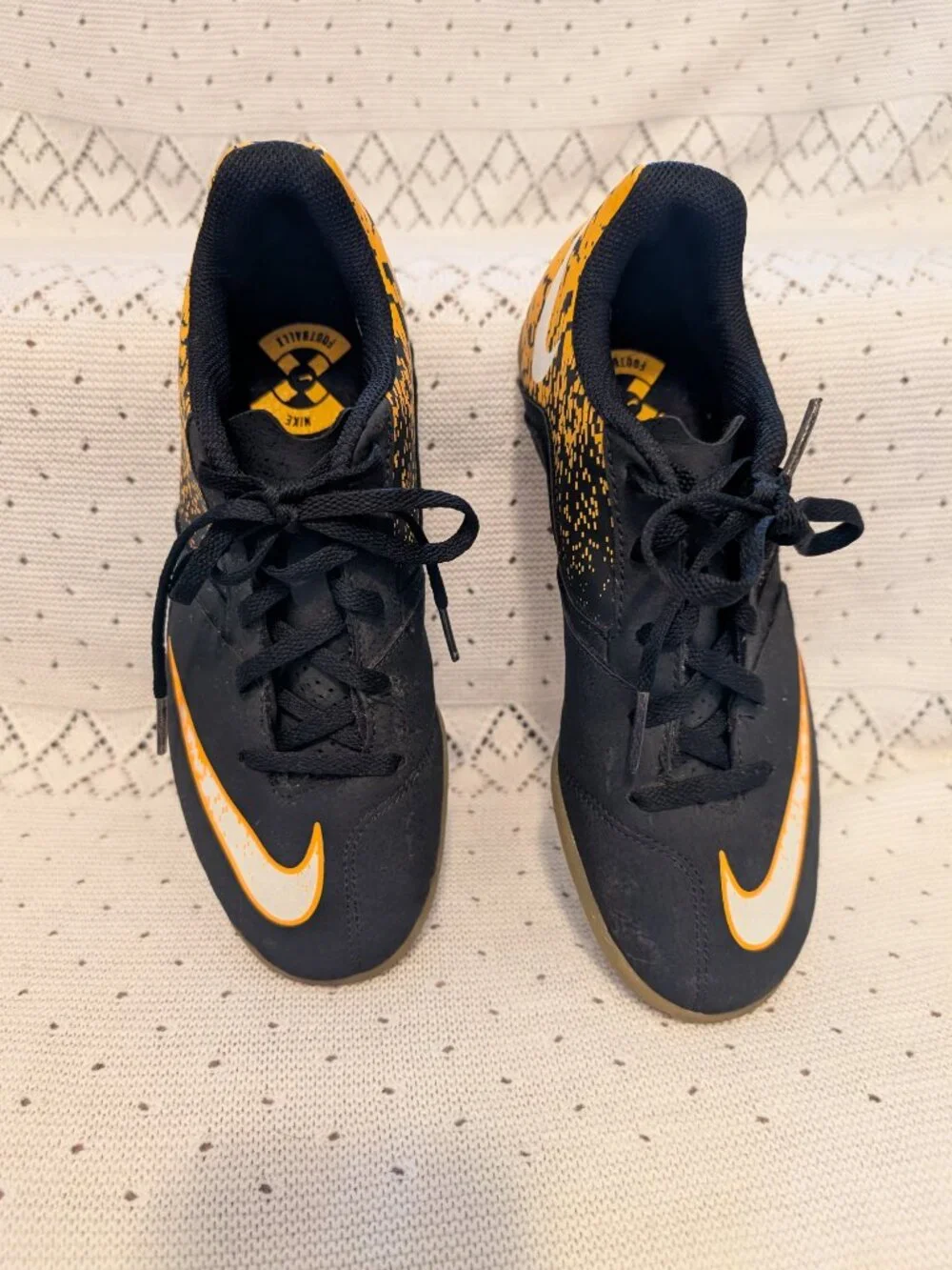 Nike Bombax IC 826487 002 indoor soccer Shoes Black Yellow Boys Youth Size 3.5Y